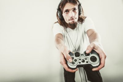 テレビゲームをする男性