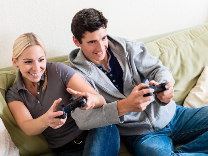 テレビゲームを楽しむカップル